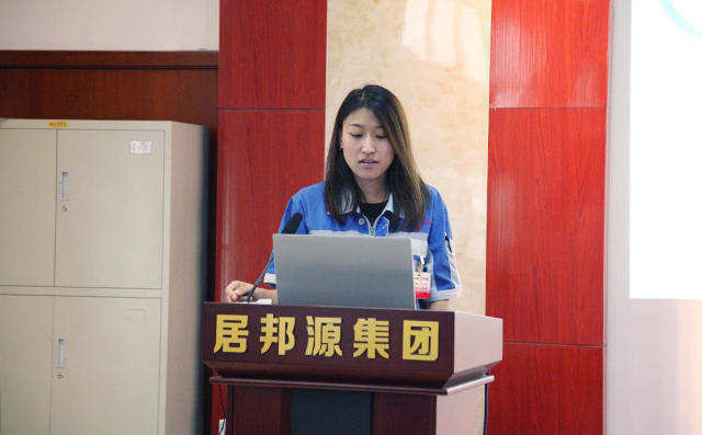 營(yíng)銷部總監(jiān)盧玉麗對(duì)公司上半年工作進(jìn)行總結(jié)分析經(jīng)驗(yàn)教訓(xùn)、對(duì)下半年落實(shí)發(fā)展戰(zhàn)略的具體目標(biāo)進(jìn)行匯總。 營(yíng)銷部總監(jiān)盧玉麗對(duì)公司上半年工作進(jìn)行總結(jié)分析經(jīng)驗(yàn)教訓(xùn)、對(duì)下半年落實(shí)發(fā)展戰(zhàn)略的具體目標(biāo)進(jìn)行匯總。