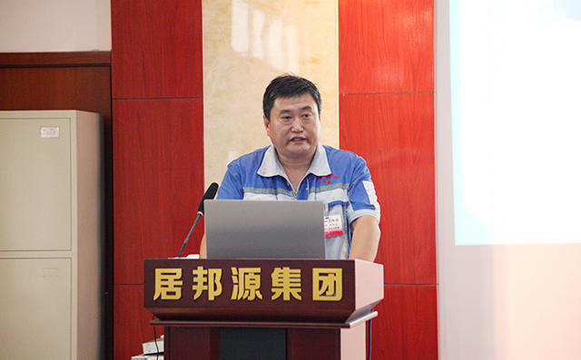 生產(chǎn)中心總監(jiān)馬永民對(duì)公司生產(chǎn)對(duì)公司員工提出的合理化建議實(shí)施成果進(jìn)行匯報(bào)。 生產(chǎn)中心總監(jiān)馬永民對(duì)公司生產(chǎn)對(duì)公司員工提出的合理化建議實(shí)施成果進(jìn)行匯報(bào)。