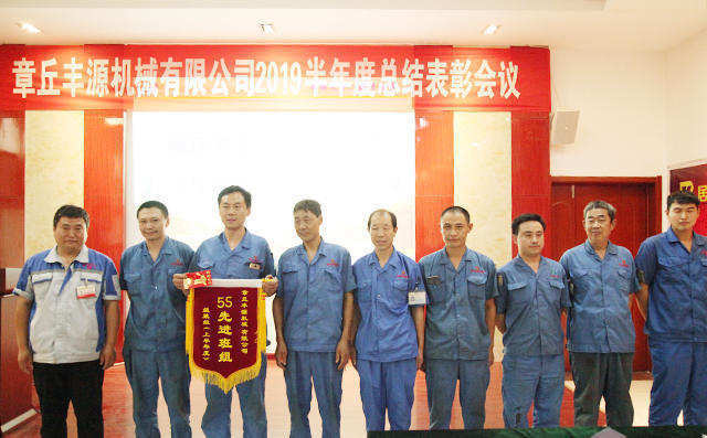 公司對(duì)做出突出貢獻(xiàn)的人員頒獎(jiǎng),為獲得5S先進(jìn)班組員工頒發(fā)錦旗及獎(jiǎng)勵(lì)紅包200元。 公司對(duì)做出突出貢獻(xiàn)的人員頒獎(jiǎng),為獲得5S先進(jìn)班組員工頒發(fā)錦旗及獎(jiǎng)勵(lì)紅包200元。