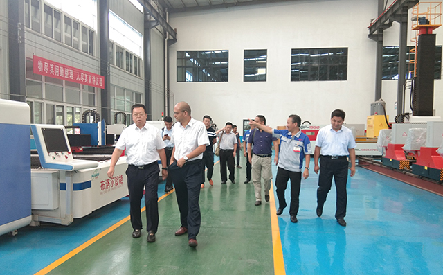 在集團董事長景奉國的引領下大家對公司進行了參觀。
