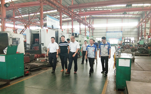 在集團董事長景奉國的引領下大家對公司進行了參觀。
