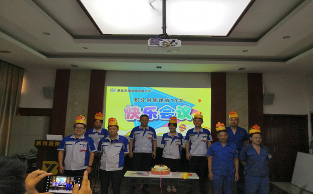 在歡聲笑語中，游戲接近了尾聲。蛋糕上場，生日歌響起，我們一起給公司的同事過生日。