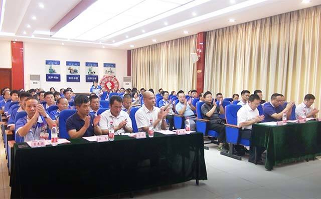 章丘豐源研究生聯合培養基地簽約暨揭牌儀式在居邦源機械集團總部隆重舉行。